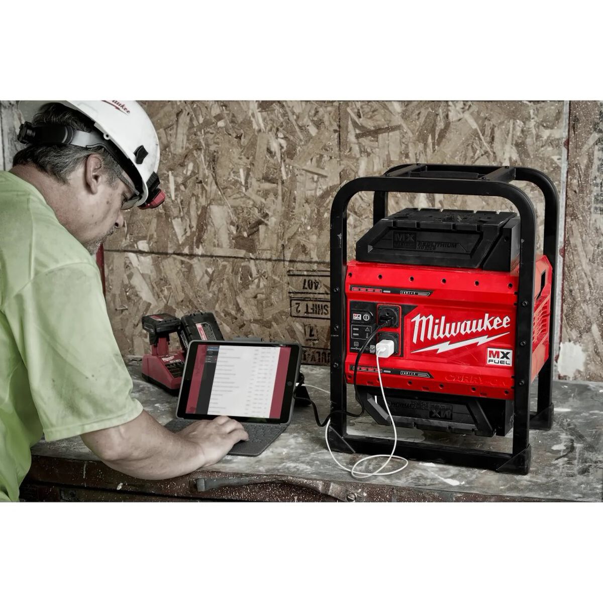 Milwaukee MXF002-1HD812 MX FUEL Carry-On 3600W 12.0Ah 1-Battery Portable Power Supply Kit